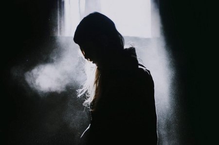 Девушка в полумраке