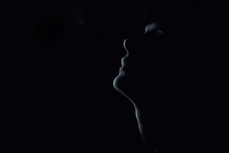 Силуэт в темноте