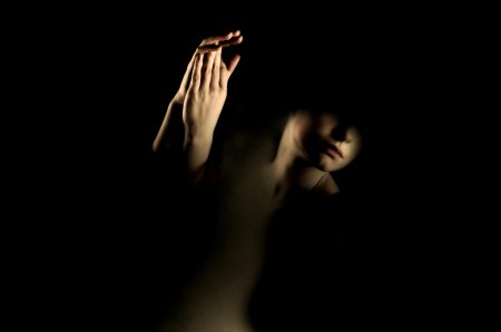 Девушка в темной комнате