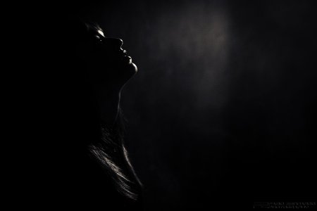 Силуэт женщины в темноте