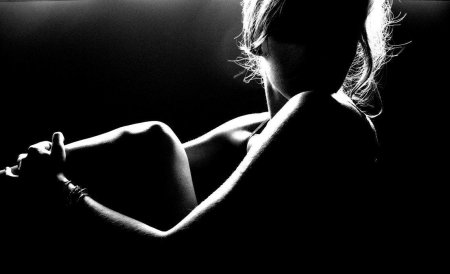 Девушка черно белая