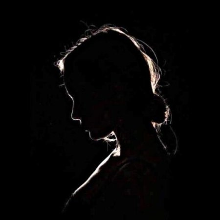 Силуэт девушки в темноте