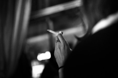 Женская рука с сигаретой