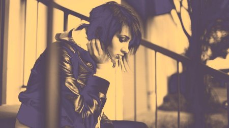 Грустная девушка