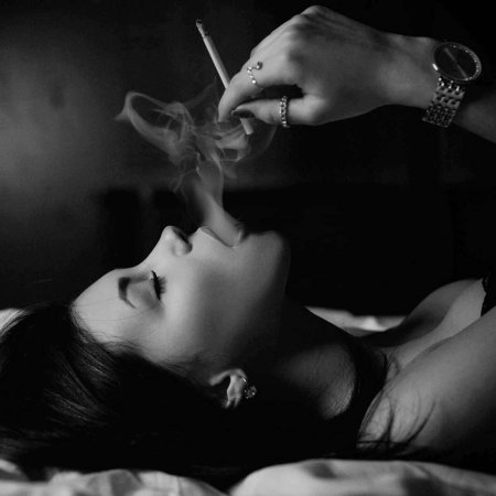 Курит девушка