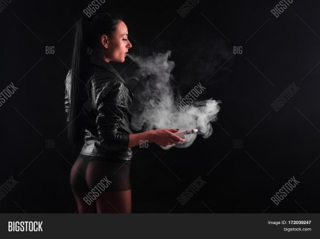 Курящая девушка в колготках