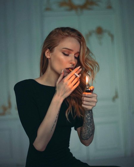 Девушка прикуривает