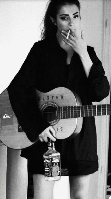 Девушка с бутылкой виски