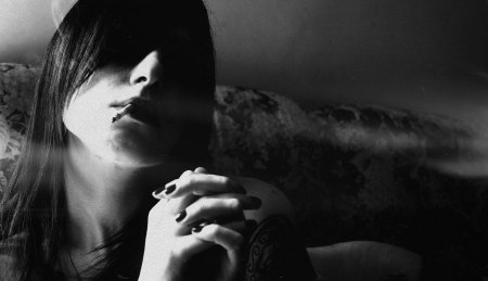 Девушка с татуировкой курит