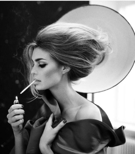 Курящая девушка эстетика