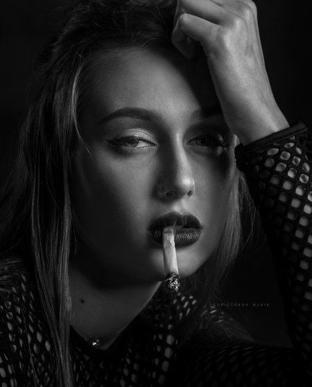 Модель с сигарой