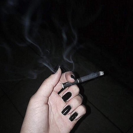 Сигарета в руках