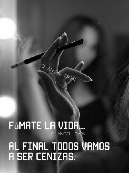 Женская рука с сигаретой