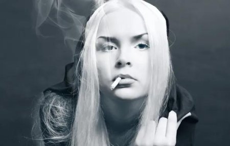 Блондинка с сигаретой