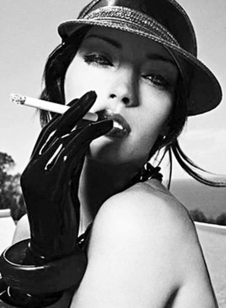 Женщина с сигарой