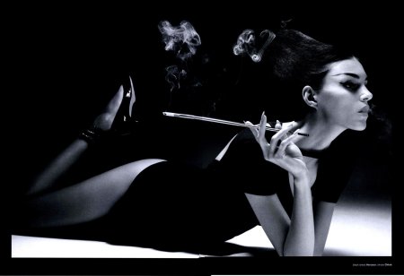 Девушка с мундштуком