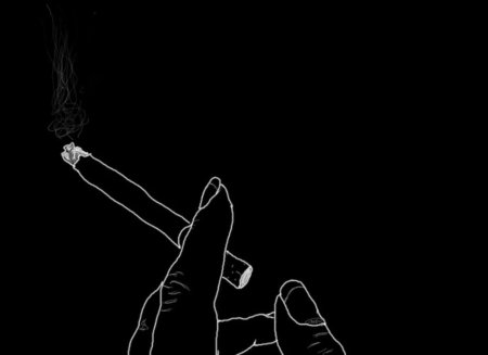 Рука с сигаретой на черном фоне