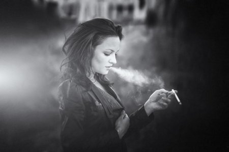 Женщина с сигарой