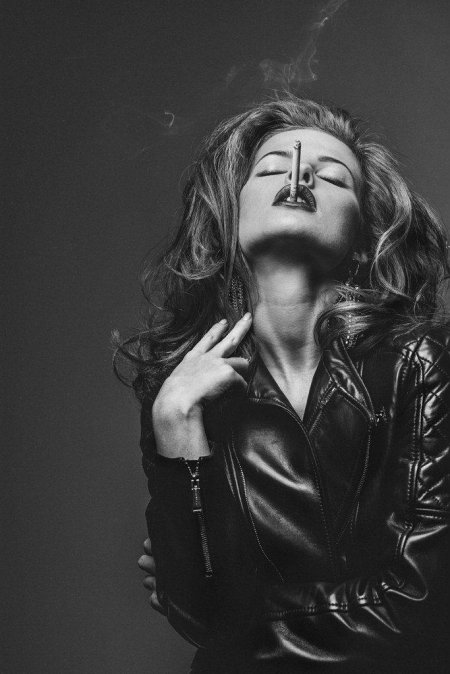 Девушка дерзкая