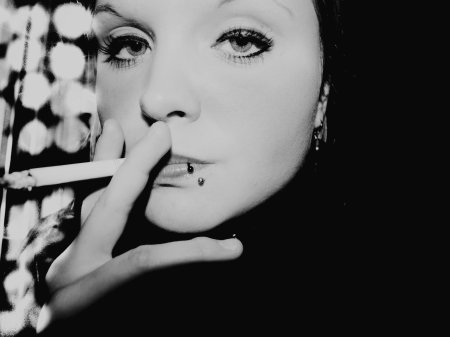 Женские губы с сигаретой