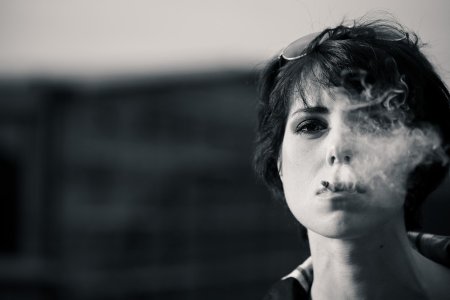 Курит девушка