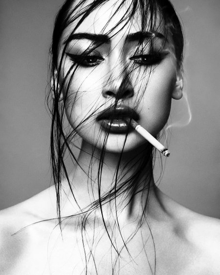 Девушка с тушью