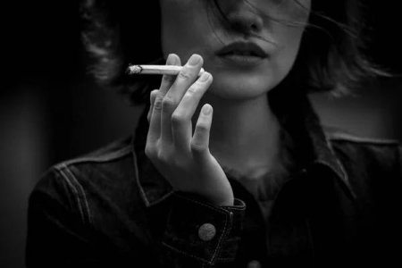 С сигаретой