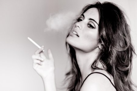 Фотосессия с сигаретой для девушки