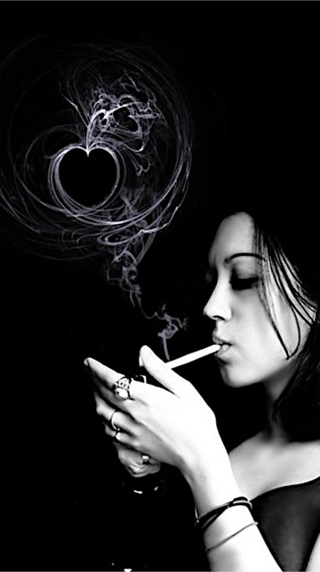 Девушка курит