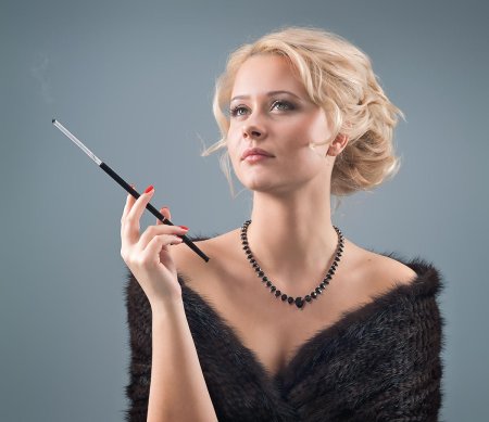 Женщина с мундштуком