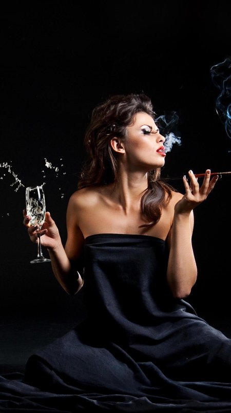 Девушка с сигаретой и вином
