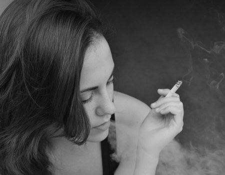 Портрет курящего человека девушки