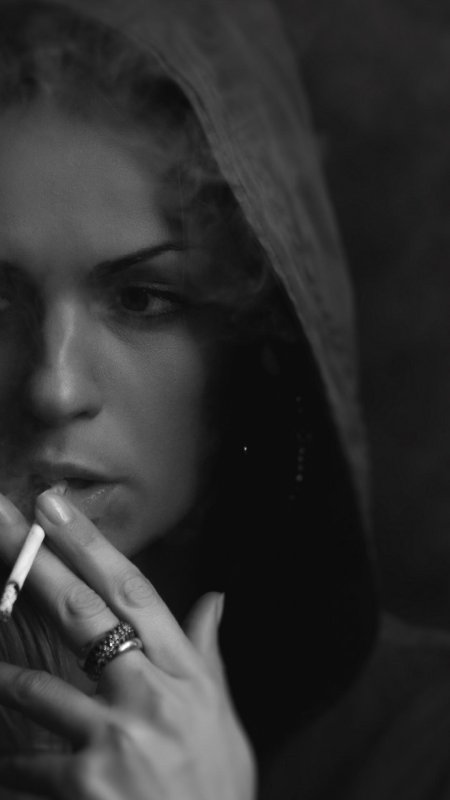 С сигаретой в капюшоне