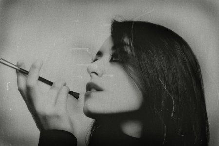Девушка курит сигарету
