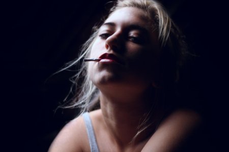 Девушка с сигаретой чб