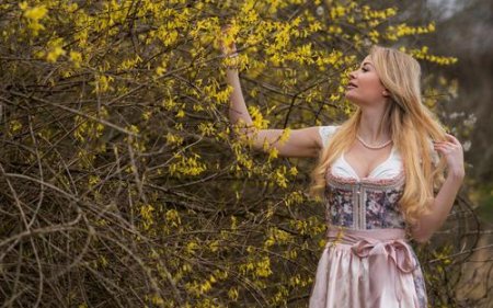 Светлая девушка