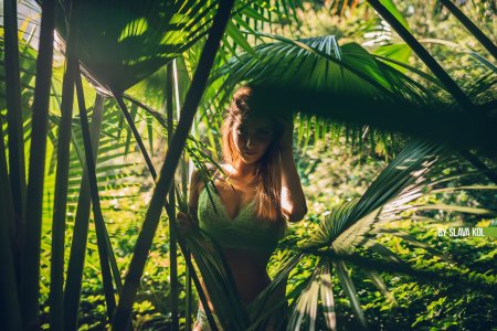 Девушка в зеленом белье