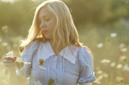 Девочка со светлыми волосами