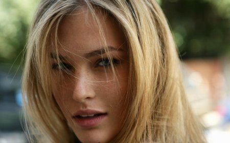 Блондинка красивая девушка