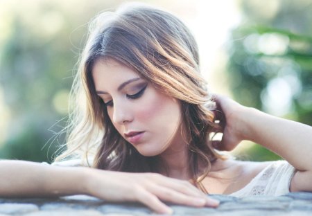 Лицо девушки с боку