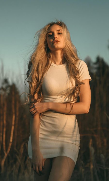 Блондинка в белом платье