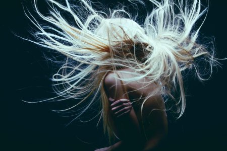 Девушка с развевающимися волосами