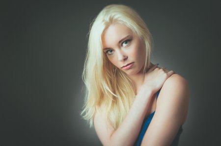 Красивая девушка блондинка с голубыми глазами