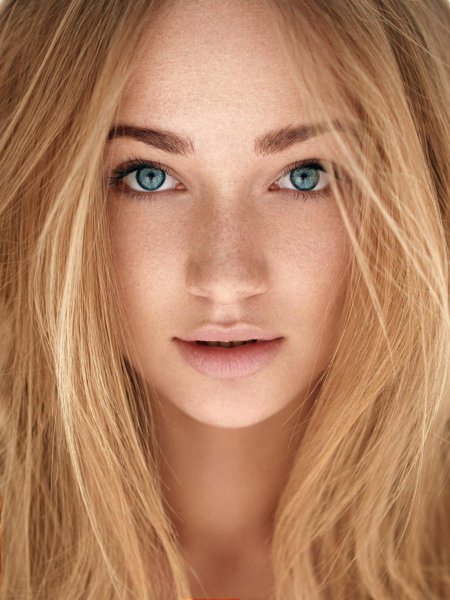 Девушка со светлыми волосами и голубыми глазами