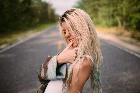 Блондинка девушка