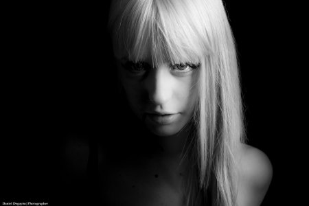 Девушка черно белая