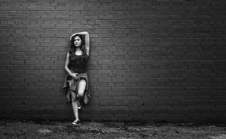 Девушка у стены