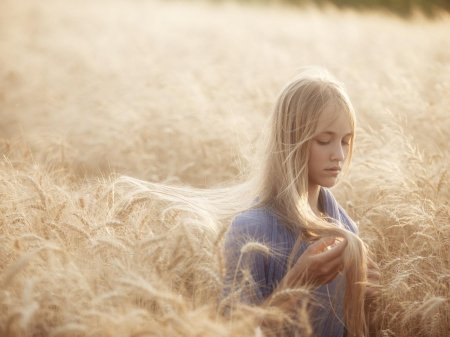 Девушка в поле