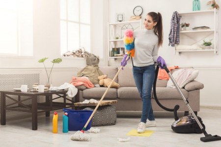 Девочка убирается в комнате