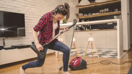 Убираться в доме